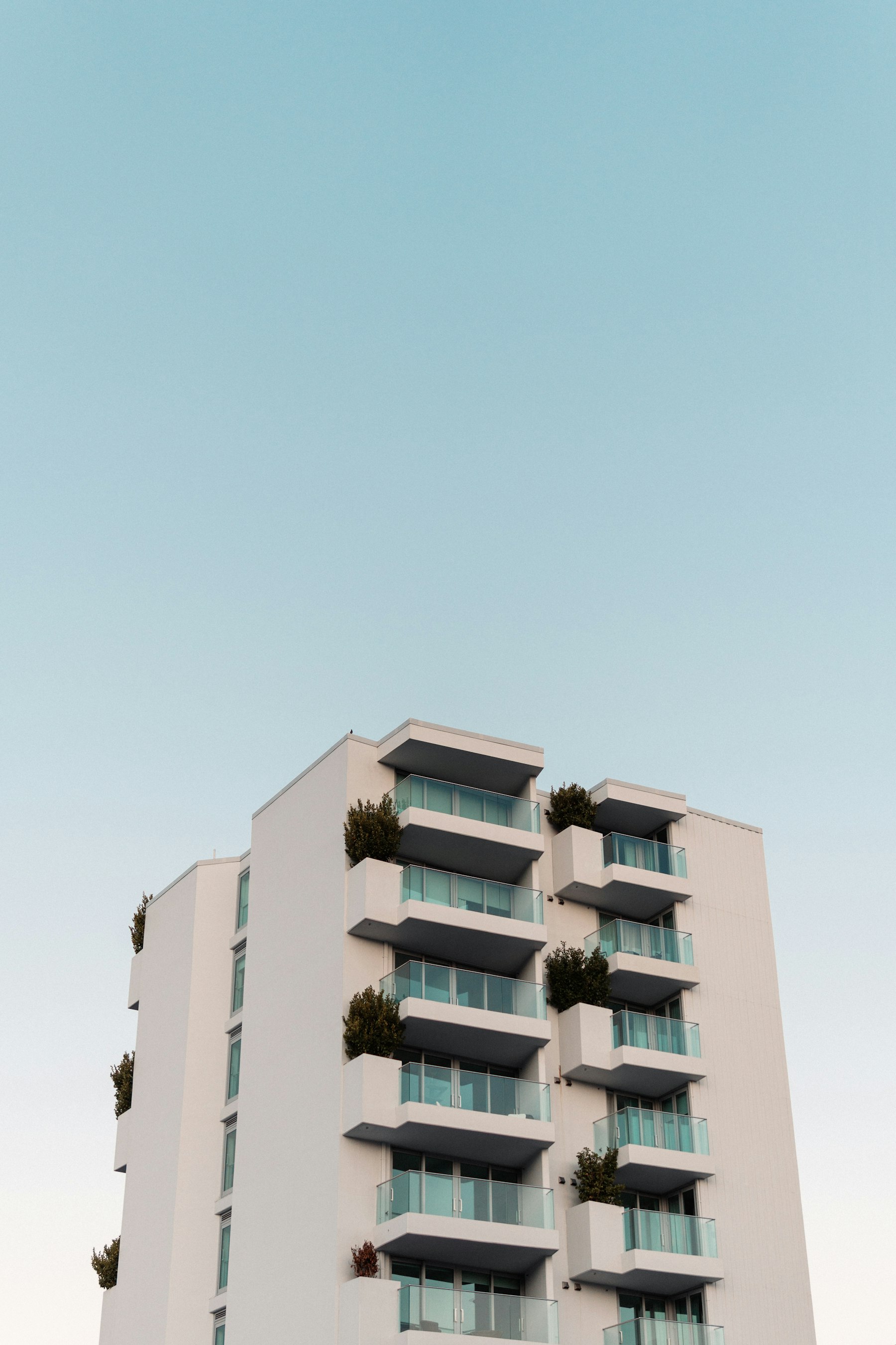 Fachada de un edificio de departamentos con balcones